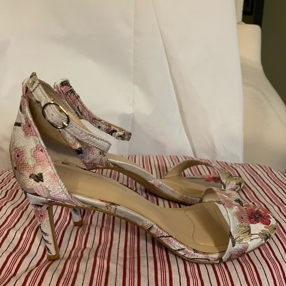 Kelly and Katie Kirstie embroidered cherry blossom - Picture 5 of 7